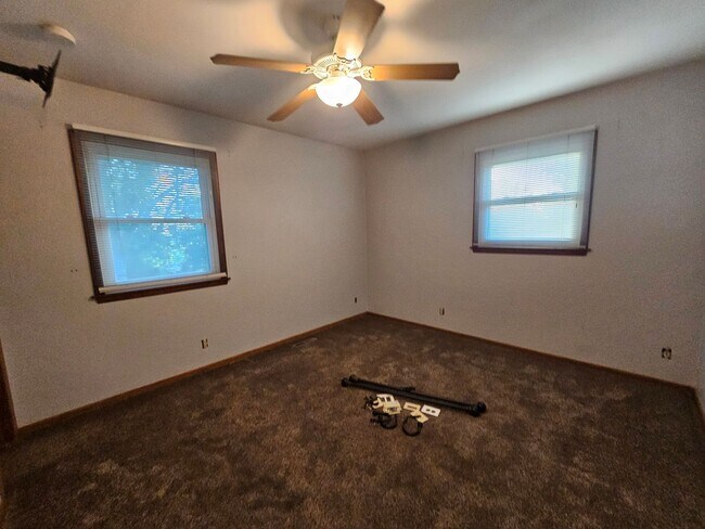 Building Photo - 3 bedroom 2 bath with additional lower lev...