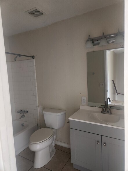 Full bath - 2105 Langley Ave