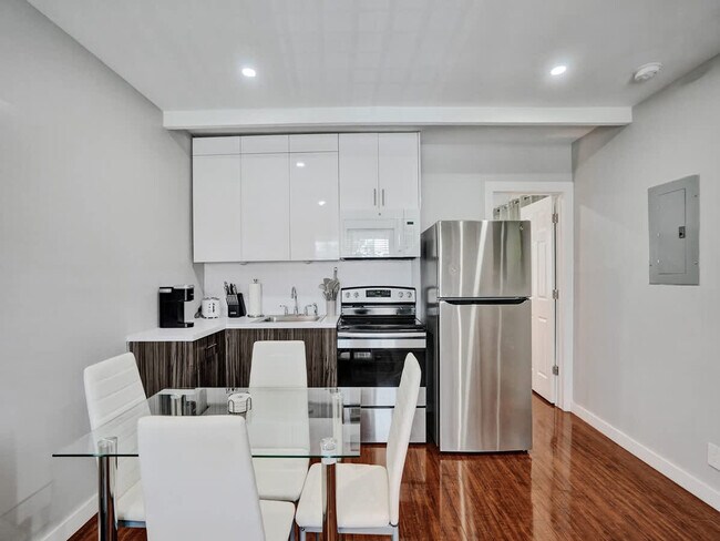 Building Photo - 906 N Riverside Dr