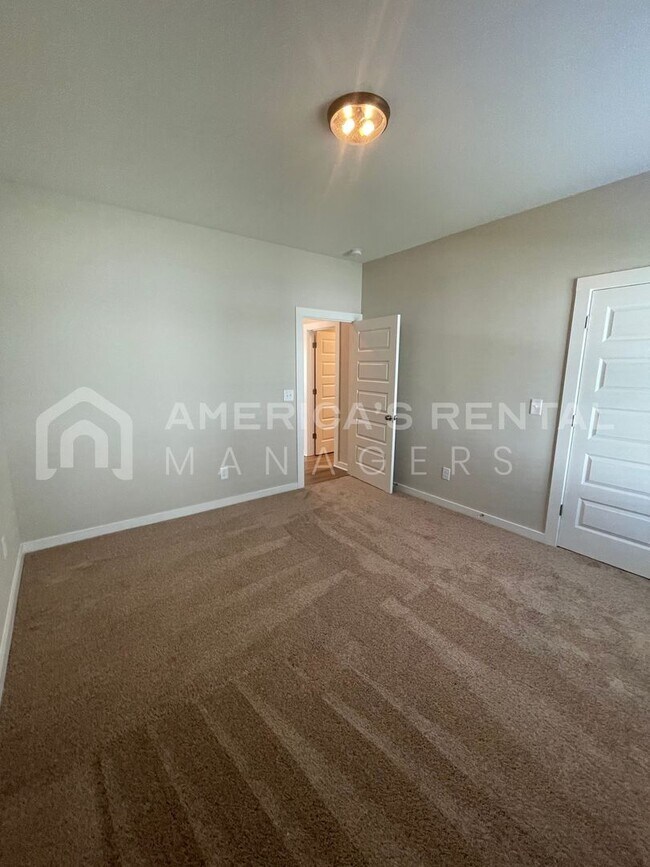 Building Photo - 151 Kings Wy