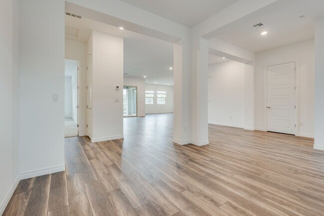 Building Photo - 12608 Heritage Hts Dr