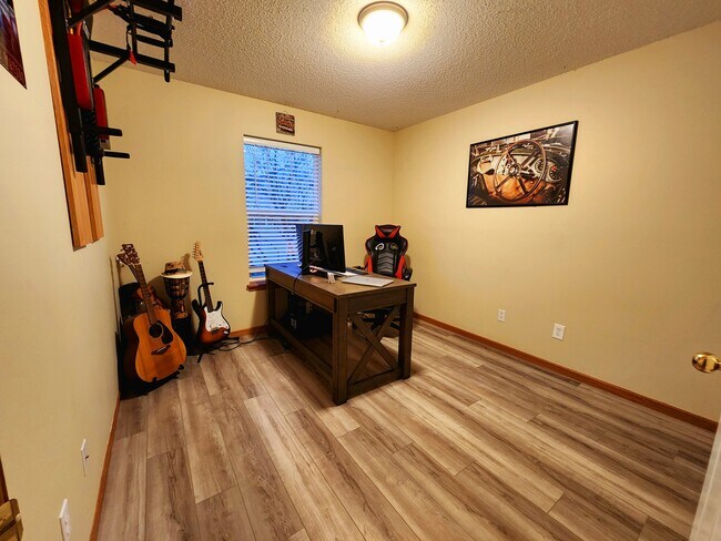 2nd bedroom that is currently used as an office - 862 Princeton Ave