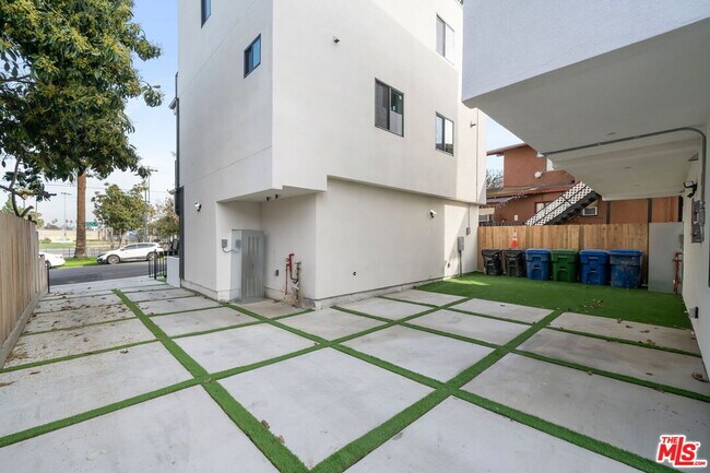 Building Photo - 913 N Hobart Blvd