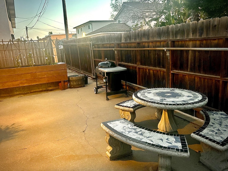 Building Photo - 564 13th St