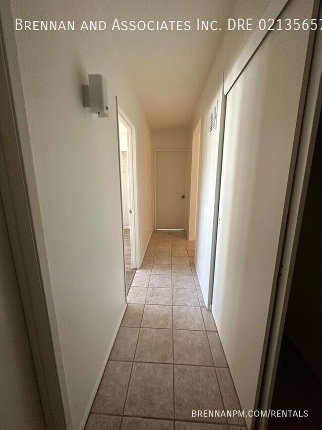 Building Photo - 820 Hickory Ct