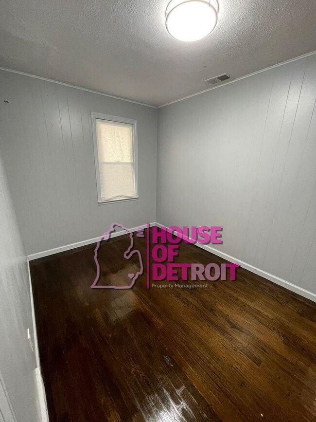Building Photo - 3 BEDROOM | 2 BATH | FREE PRE SCREEN