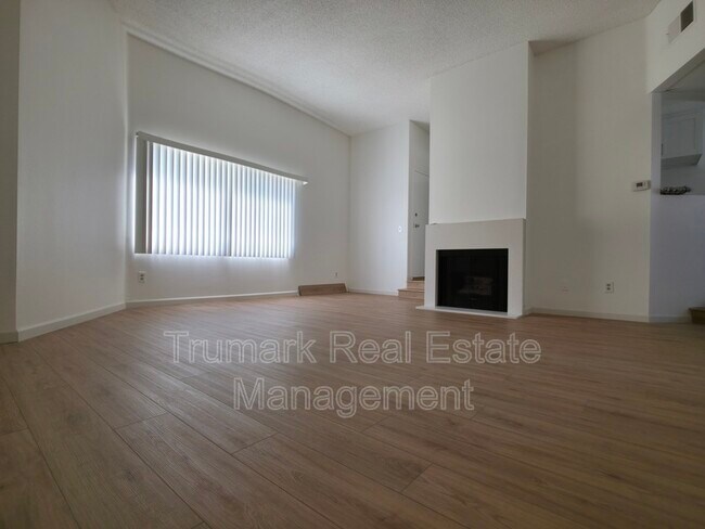 Primary Photo - 14605 Burbank Blvd