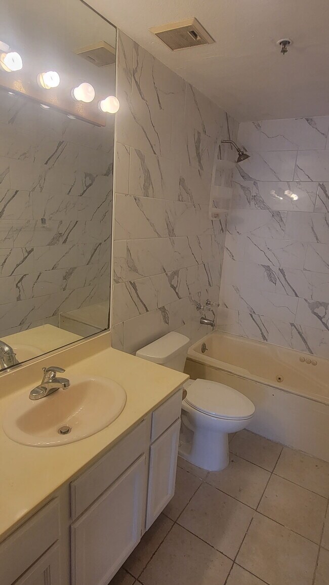 Building Photo - 10960 Ashton Ave