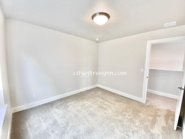 Building Photo - BEAUTIFUL 4 bed 2 1/2 Bath Located in Cent...