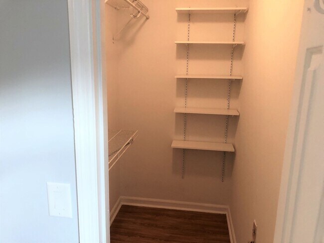 Building Photo - Welcome to the 2 Bed 2 Bath Bottom Floor C...