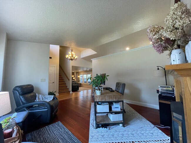 Building Photo - Nice home in great neighborhood