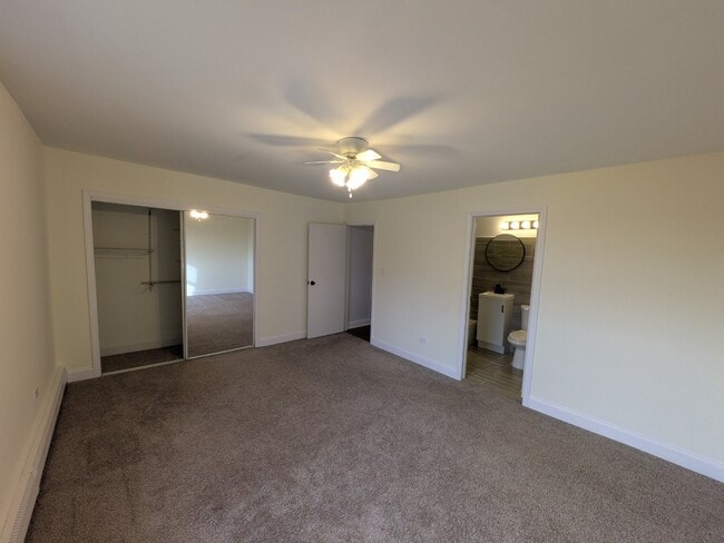 Building Photo - Spacious 3BR / 2BA Condo in Buffalo Grove private balcony, fireplace - Rent includes Heat,  Water...