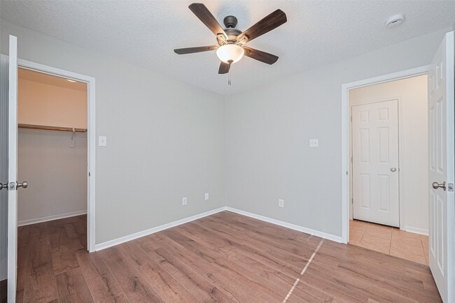 Building Photo - 12230 Hawthorne Hill Cir