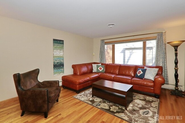 Building Photo - 240 Twin Oaks Terrace