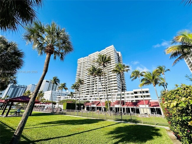 Building Photo - 2555 Collins Ave