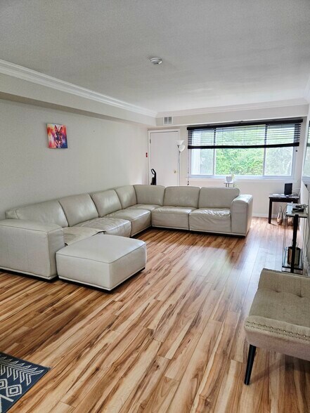 Building Photo - 199 Pointe Cir N