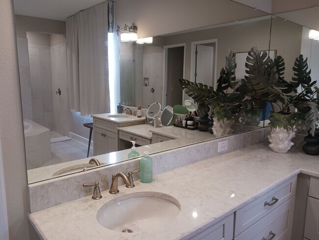 Building Photo - Here is your chance to live in Model Home!...