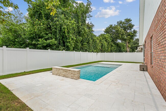 Building Photo - 5930 Hermitage Dr
