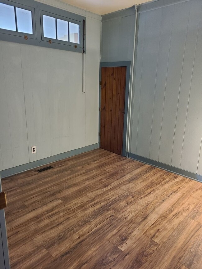 Building Photo - Spacious 2 Bedroom Home with possible 3rd bedroom or office space!