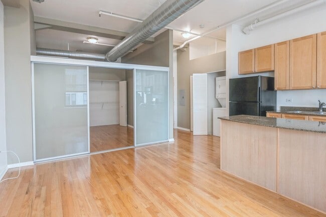 Building Photo - 6 E Monroe St