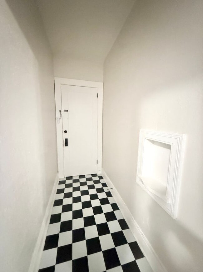 Building Photo - Unique Studio w/ Hardwoods in Small 1920's Complex