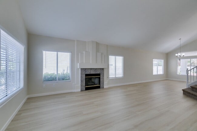 Building Photo - Stunning 3 Bedroom, 2.5 Bathroom Home in E...