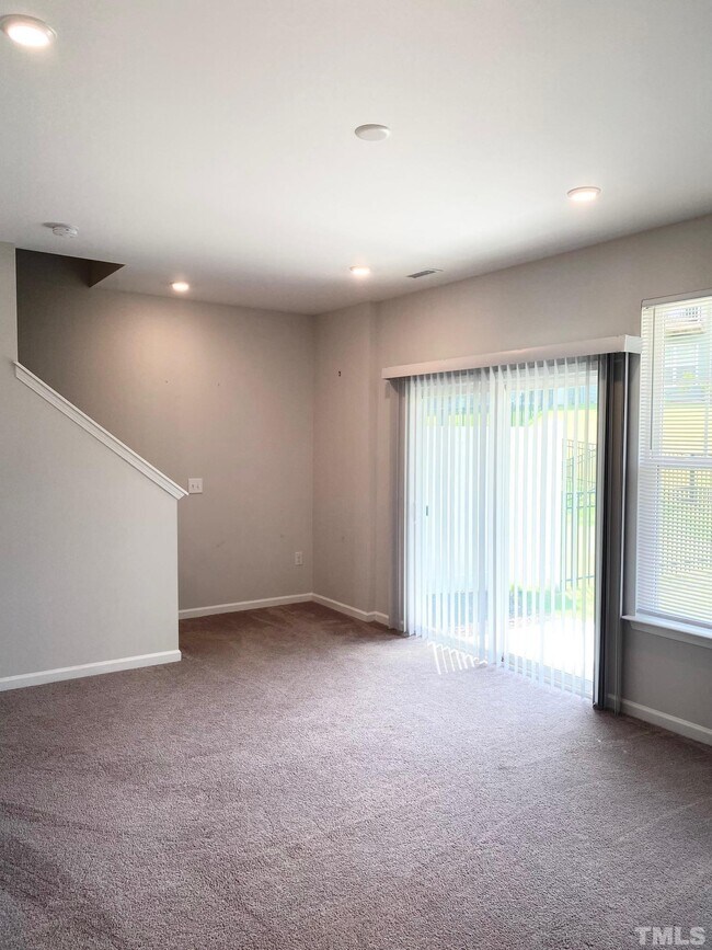 Building Photo - 1046 Commack Dr