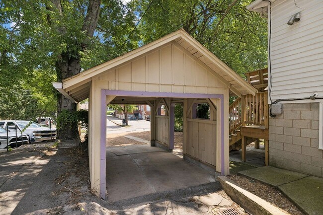 Building Photo - 1604 17th Ave S