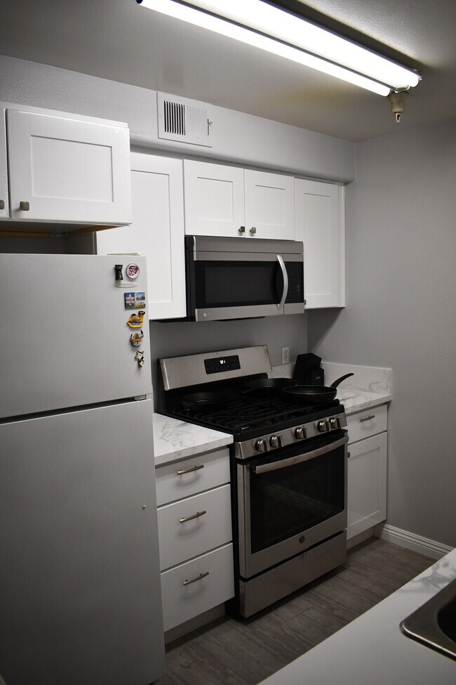 Building Photo - 15455 Sherman Way