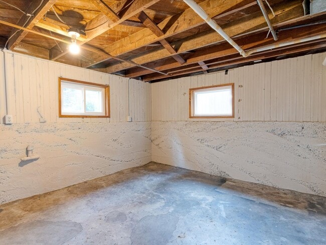 Building Photo - Beautifully remodeled corner lot Roosevelt Home