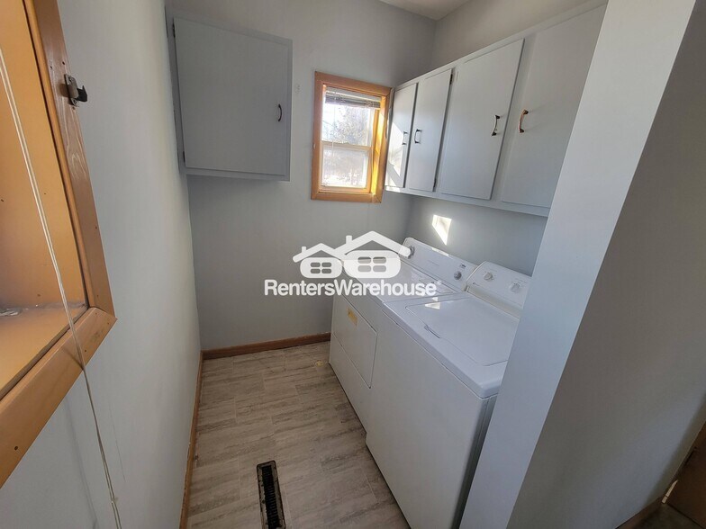 Building Photo - 206 Main St W