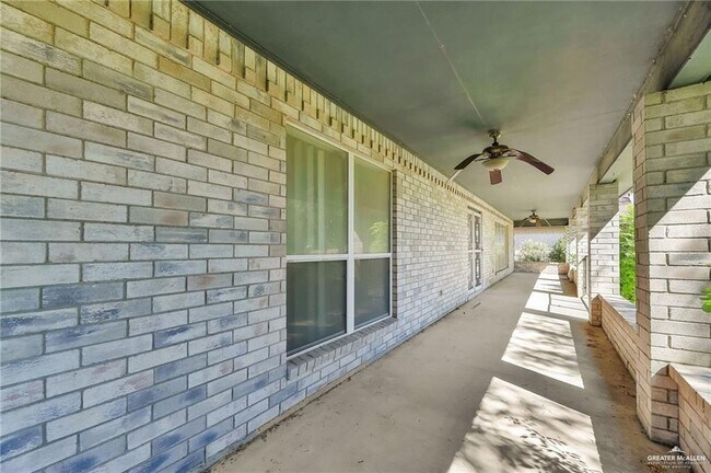 Building Photo - 20 Meadow Way Dr