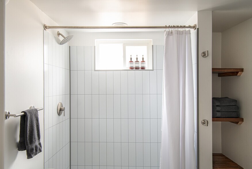Bathroom - Walk-in Shower - 333 N 400 W