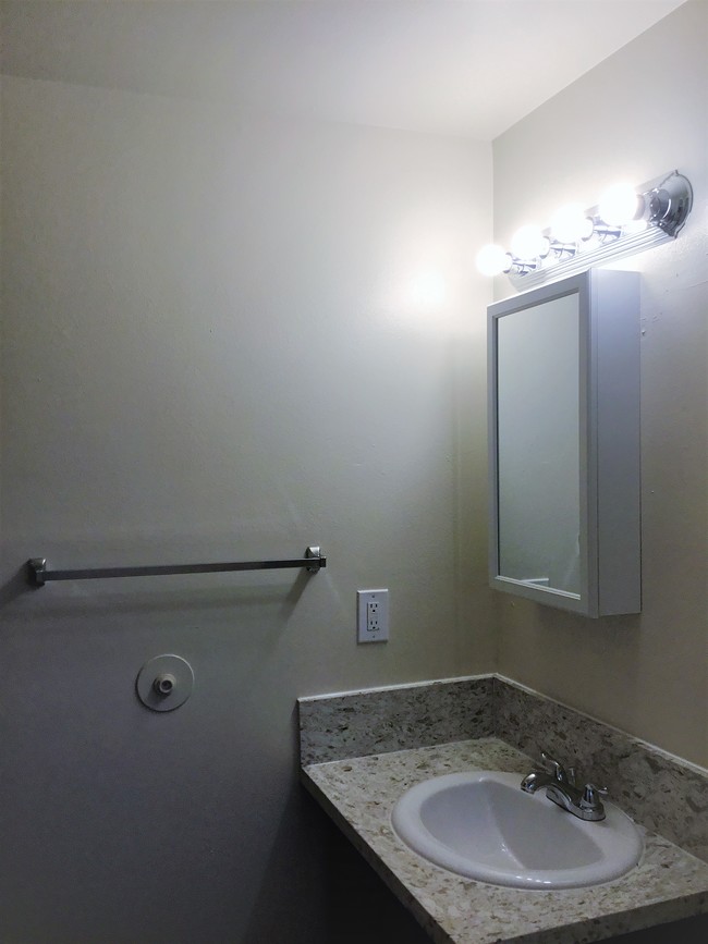 1 BED 1 BATH: BATHROOM - Glendoveer Heights