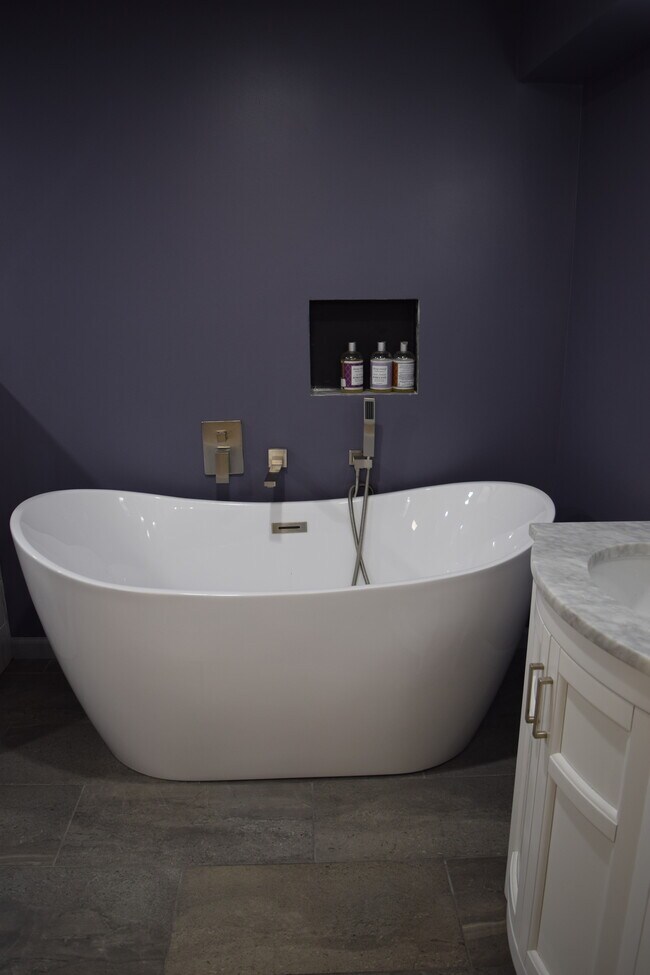 Building Photo - 999 Sunnyside Rd