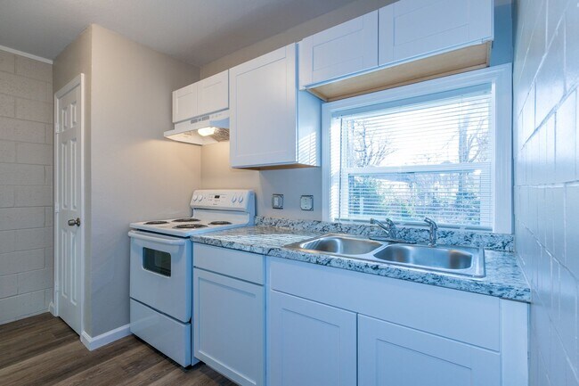 Building Photo - N Lewis Pl Triplex