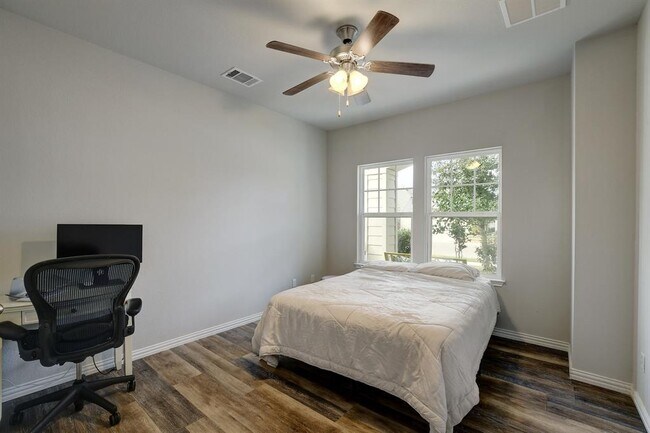Building Photo - 518 Stonewood Ln
