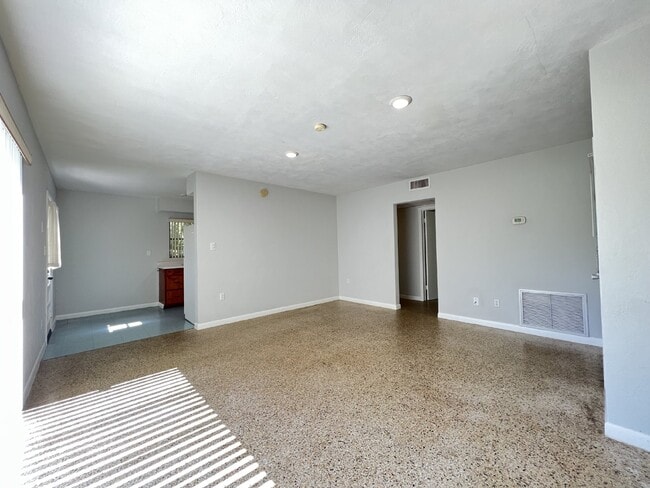 Building Photo - *Charming 2-Bedroom Bungalow with Fenced Backyard*