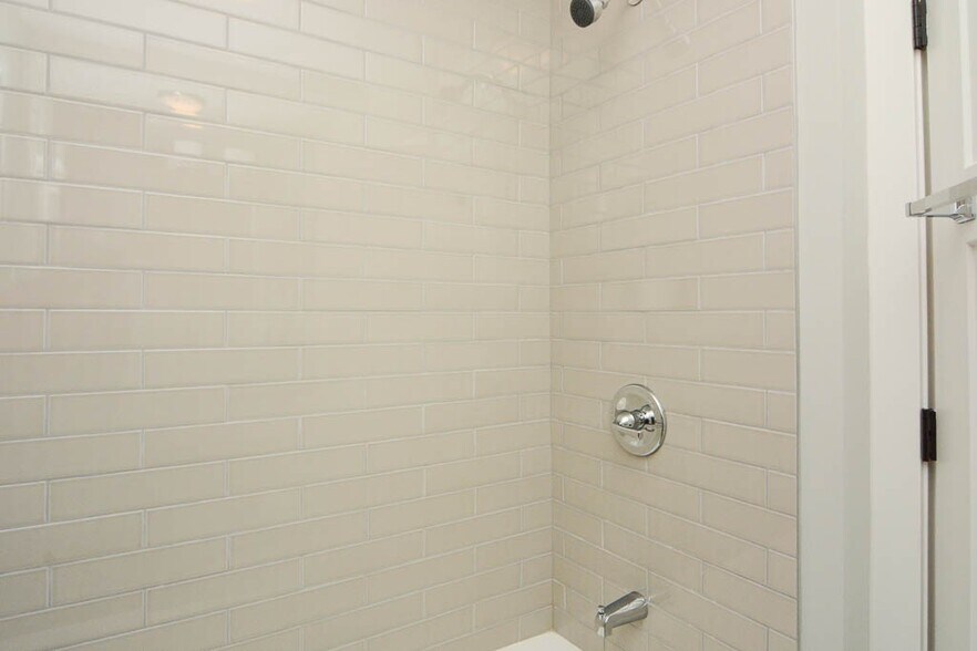 Building Photo - 703 W Brompton Ave