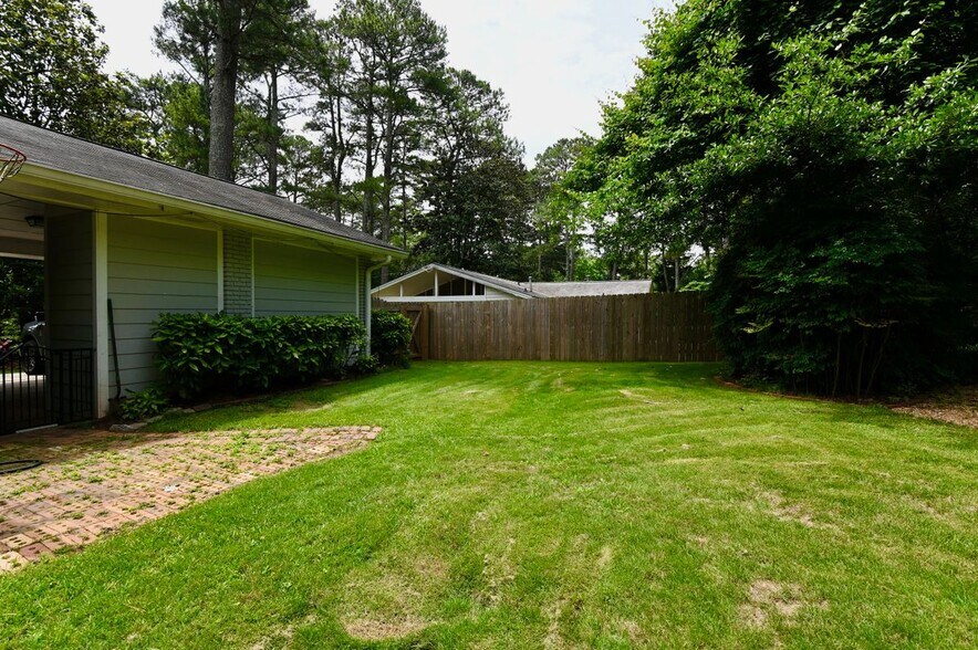 Building Photo - 2260 Pinecliff Dr NE