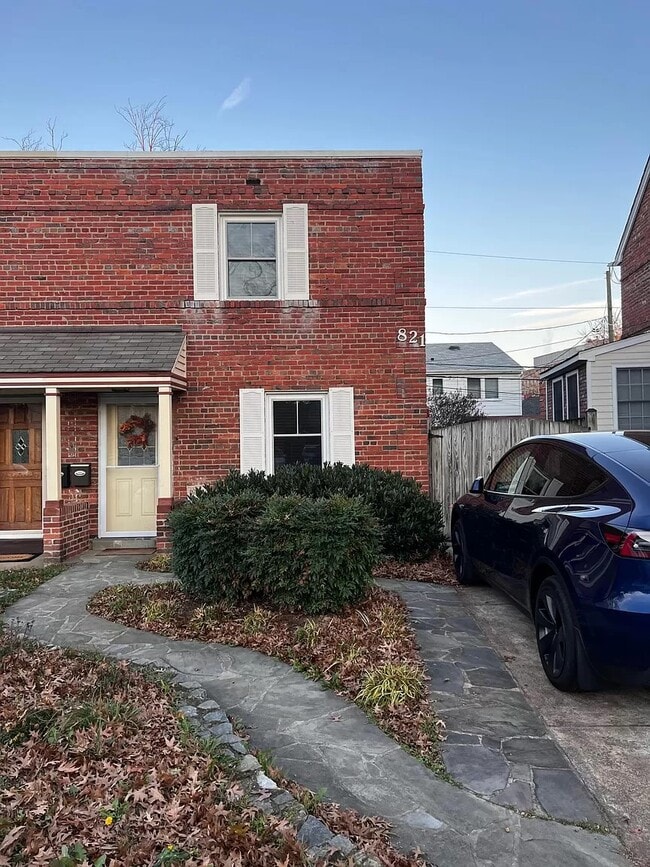 Building Photo - 821 S Ivy St