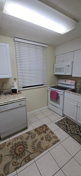 Building Photo - 1447 Lincoln Way