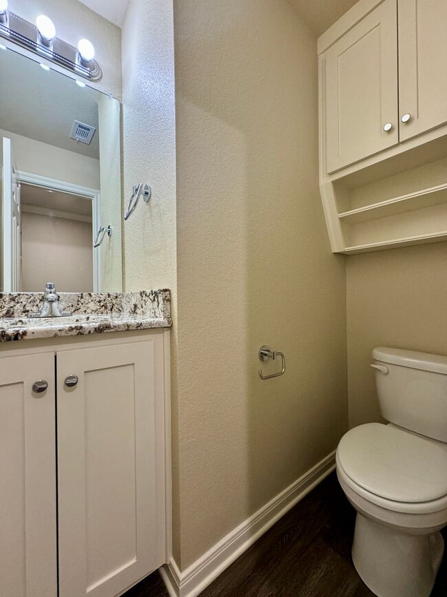 Building Photo - Townhome *LEASING SPECIAL AVAILABLE*