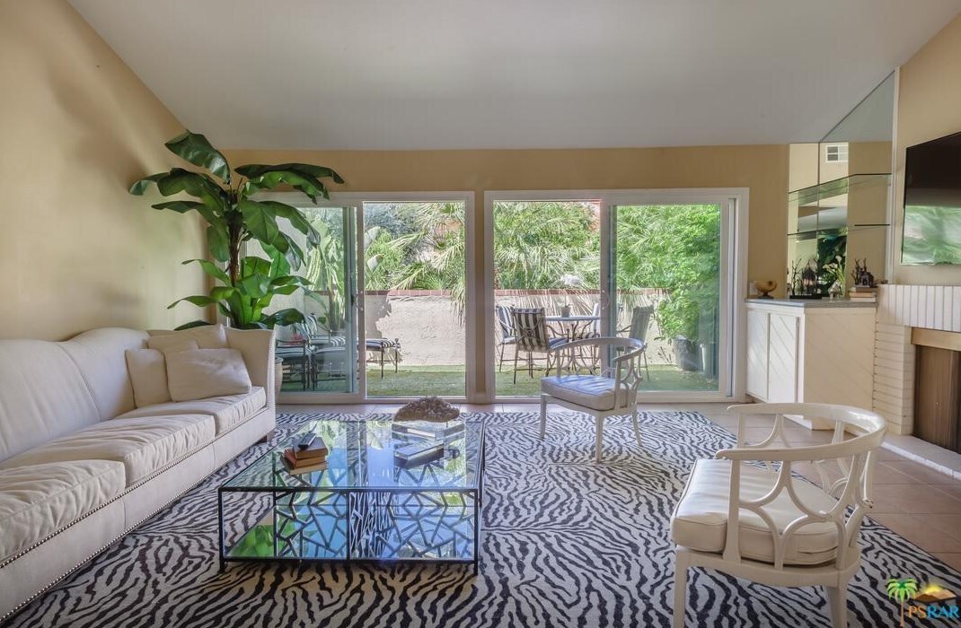 Building Photo - 2600 S Palm Canyon Dr