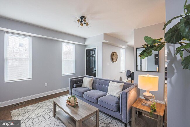 Building Photo - 9 Glenmore Ave