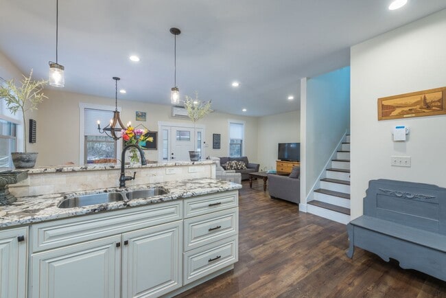 Building Photo - Black Mountain Rental!