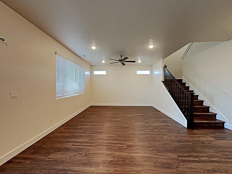 Building Photo - 954 N Barkvine Ave