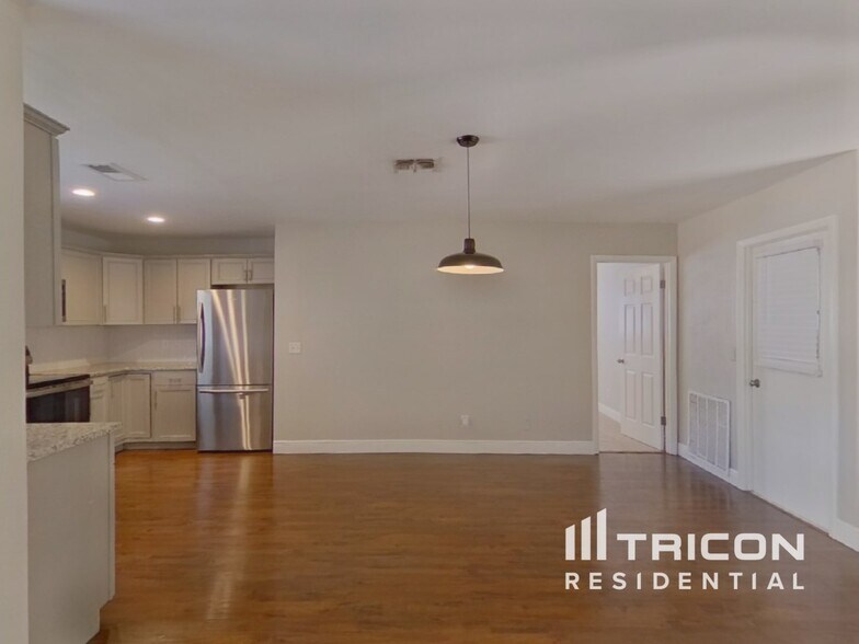 Building Photo - 1906 Radcliffe Dr N