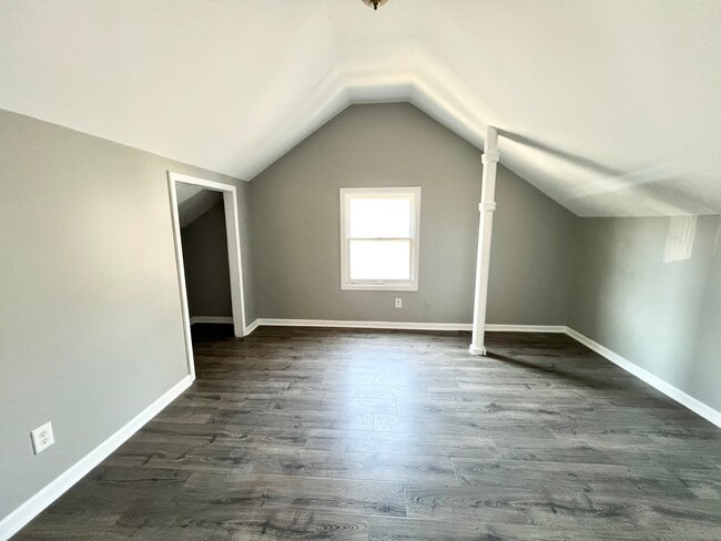 Building Photo - 2121 W Lee St