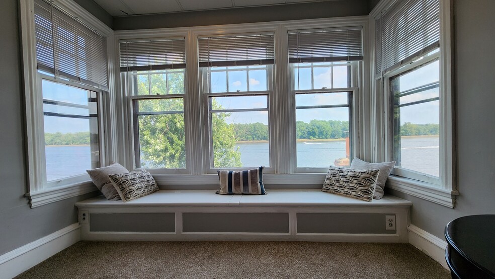 #2 BR Window Seat - 502 Radcliffe St